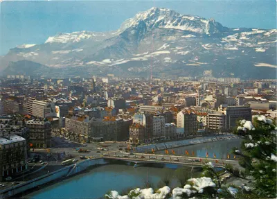 Grenoble — vista geral e o Moucherotte (1895 m.) — Éditions Grenoble Spadem
