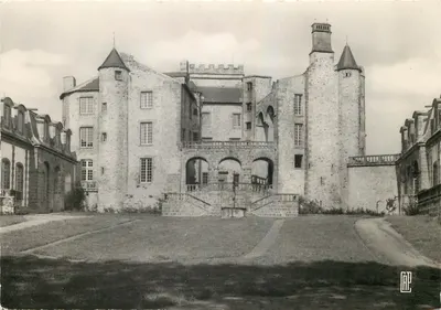Castelo de Chazéron — Env. de Châtelguyon — (53) - Paris