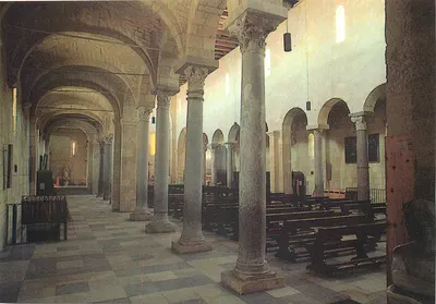 Porto Torres — Basílica de S. Gavino, interior com três naves — Centro das Estudos de Porto Torres