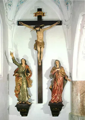 Grupo da Crucificação no sul do coro lateral — Igreja da Sé e Paroquial de São Miguel, A-5163 Mattsee