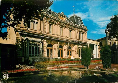 Lamalou-les-Bains — Hotel de Ville e jardim com fonte — editor AS