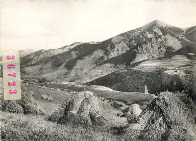 Paisagem montanhosa com feixes de feno — Em Roussillon (P.O.) — Éditions des Frères Lumière, Lyon