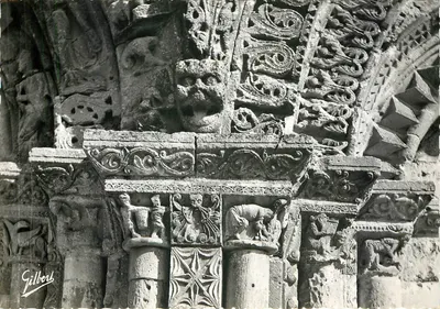 Civray (Vienne) — Portal central lado direito — Igreja romana século XII — Éditions Charentaises d'Art A. Gilbert