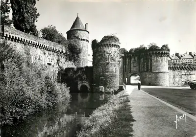 Castelo de Fougères — A Porta Notre-Dame e os fosseis reconstituídos — Les Éditions d'Art, Paris