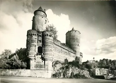 Fougères — O Castelo, a Porta de Acesso — Torres Gobelin e Mélusine, editor Letellier, Paris