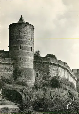 Castelo de Fougères — Torre Mélusine (século XIII) — Les Éditions d'Art, Paris
