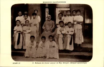 Crianças de coro ao redor do Mgr Dreyer — Missões Salesianas — Siam II