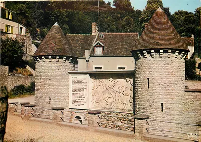 FALAISE — A Fonte de Arlette — Monumento aos Heróis do Frontão da Caça — Lumicap
