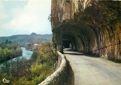 Os Desfiladeiros de Ruoms — A Ardèche e no fundo, o Rocher de Sampzon — CIM