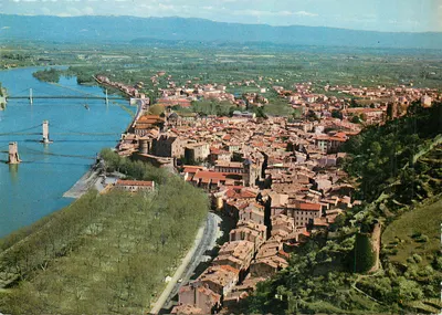 Tournon-sur-Rhône — A cidade e a vale do Rio Rhône ; no fundo, Massif do Vercors — Edições J. Cellard