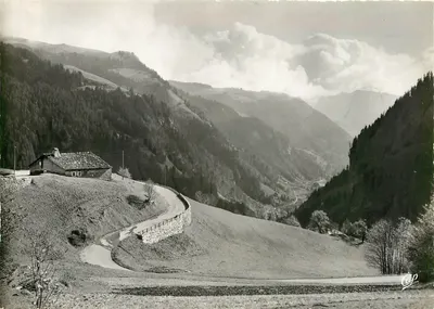 Col des Aravis (1500 m) — Descida para a Giettaz — Cité des Arts Photographiques, 46, rue Lavalier, Paris