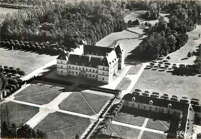 Ancy-le-Franc (Yonne) — Vista aérea do Castelo dos Duques de Clermont-Tonnerre — Edições C.M. Dambier