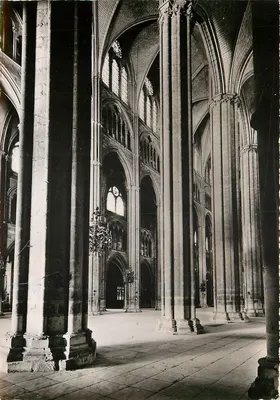 Catedral de São Etienne de Bourges — Através das Naves. — Coleção Catedral de Bourges, n° 7206