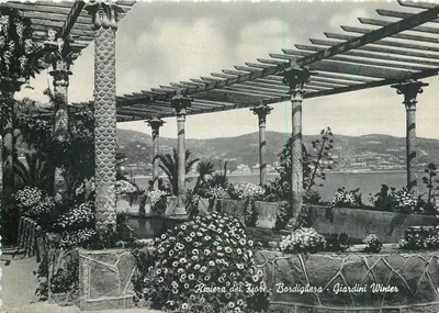 Riviera dei Fiori - Bordighera - Giardini Winter — vista de pergolas e flores com vista para o mar