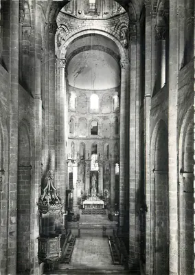 Conques (Aveyron) — Interior da Basílica — Éditions FAILLIÈRES