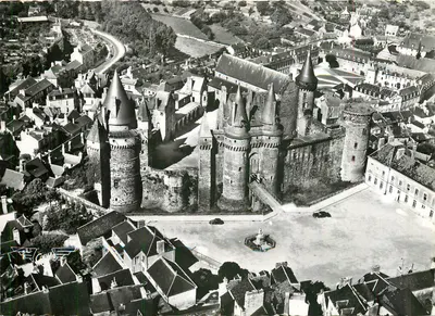 Vitré — O Castelo Feudal (XIV e XVe s.) — Edições Artaud Père et Fils, Nantes