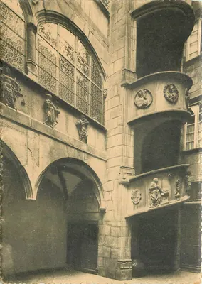 Riom (P.-de-D.) — Hotel Guymoneau — Pátio interno — Escada