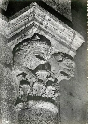 Saulieu (Côte-d'Or) — Basílica de São Andoache, capitel com leões acostados — influência oriental — Foto Combier