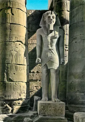 Estátua de Ramsès II — Templo de Karnak — Editor: K. Landrock & Cie, Cairo