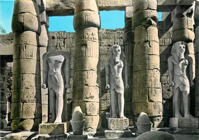 Cour do Templo de Amon com estátuas de Ramsès II — Editor U.A.R. Egypt, Luxor