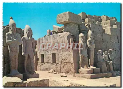 Estátuas dos Faraós diante do 7º pilar — Karnak — Edição da Organização Geral para Museus, Patrimônio e Restauração do Caire, Egito