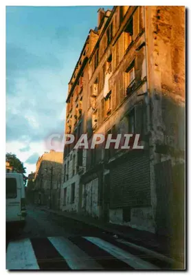 Rua urbana ensolarada — prédio antigo e passagem de pedestres