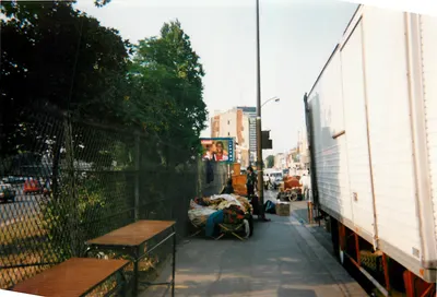 Cena urbana — rua cercada de caminhões e tendas — 1995 321 SETEMBRO
