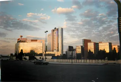 Visão urbana de Madrid — Centro comercial Carrefour e hotel NH — n°321