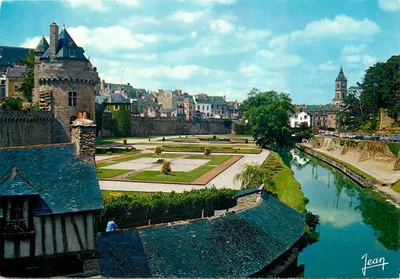 O Castelo - Os muros — No fundo, a Igreja São Patern — Les Éditions Jean