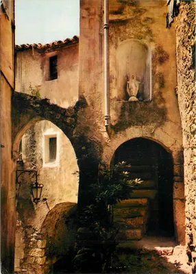 Vila de Roquebrune-sur-Argens — vista de rua com nicho religioso — Cumber Imprimeur Mâcon