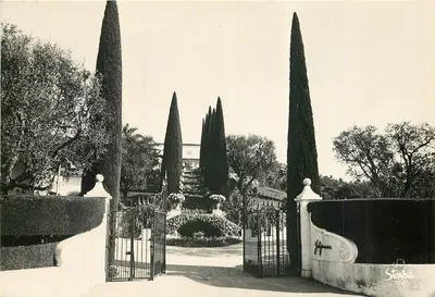 Le Cannet-Côte d'Azur — entrada de um jardim com alameda e ciprestes — Simba