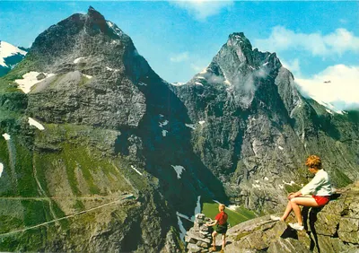 Vista das montanhas « Bispen », « Kongen » e « Dronningen » — Noruega — Editor Alune