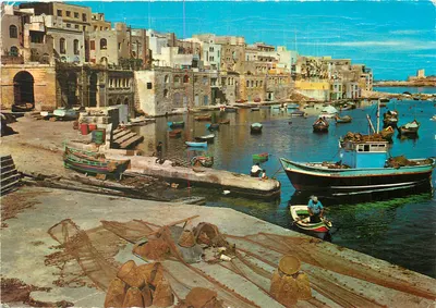 St. Julians — pescadores, redes e barcos nesse charmoso creek — editor The Cathedral Library, Sliema, n° M245