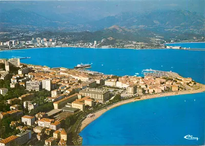 Ajaccio — Vista geral aérea da cidade, no primeiro plano a praia St-François e o boulevard Lantivy — Combibier Imprimeur Mâcon