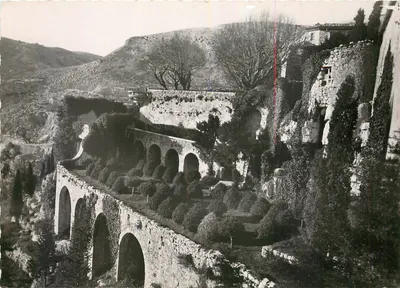 Gourdon (alt. 760 m.) — Os jardins do Castelo — Éditions Grimaldi