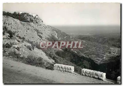 Gourdon — O vilarejo sobre sua rocha — No fundo: a planície de Antibes — Éditions S.E.P.T. — N°13310
