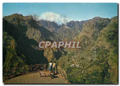 Madeira — Vista sobre a vallé e o vilarejo de Curral das Freiras — Arthur Dizon Ltd