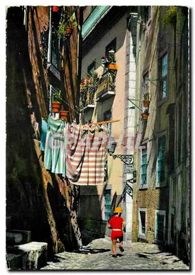 Rua típica de Alfama — Lisboa — editor Portugal Turístico