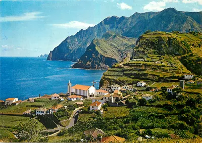 Porto da Cruz — Aldeia da costa norte — F. A. Dixon Ltd.