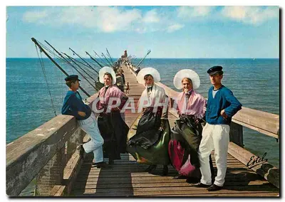 Grupo folclórico das Damas da Halle - Calais — na ponta do cais, marinheiros e marinheiras em traje do Courgain — Editor Estel