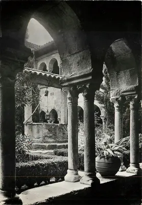 Frejus (Var) — Cloître da Catedral (século XII) — Arcadas da Galeria Oriental — Service Commercial Monuments Historiques, Grand Palais, Avenue de l'Opéra III - Paris