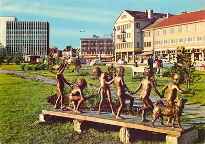 Narvik — Grupo 'Crianças brincando' no parque perto da Kongens gate — editor F-4275-9