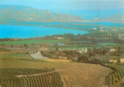 Vista panorâmica do lago de Garda — vale vinícola — editor RUWAN PRESS