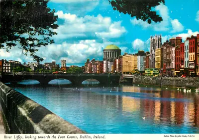 Rio Liffey, olhando em direção aos Four Courts, Dublin, Irlanda — Foto colorida por John Hinde, F.R.P.S.