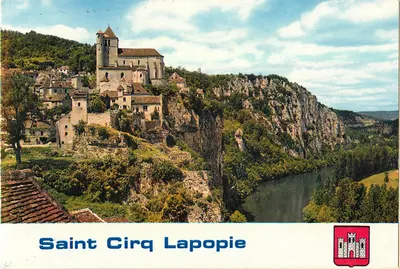 Saint-Cirq-Lapopie — vista panorâmica com igreja e canyon — editor não visível