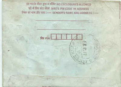 Tarjeta postal interna india — editor no visible — sellos de 10, 15 y 75 años — Reverso