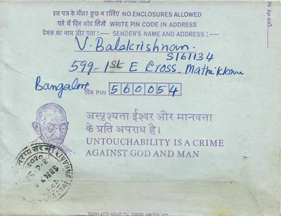 Tarjeta postal interior india — formulario de inscripción para examen — destinada al director de la Institución de Ingenieros de la India en Calcuta — reverso con texto anti-casta y sello de Gandhi — Reverso