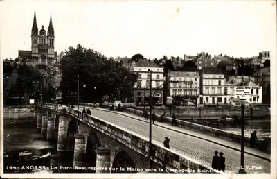 Angers - O Ponte Beaurepaire sobre a Maine em direção à Catedral Saint-Maurice — Justeau Perre Breleault, L.V. Phot.