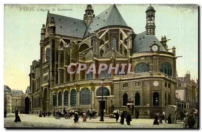 Paris. A Igreja de São Eustáquio — vista do edifício com relógio e multidão — editor não identificado