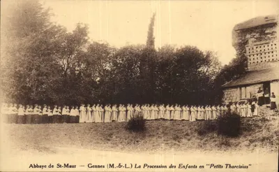 Abadia de St-Maur — Gennnes (M.&-L.) A Processão dos Crianças em 'Pequenos Tarcísios'
